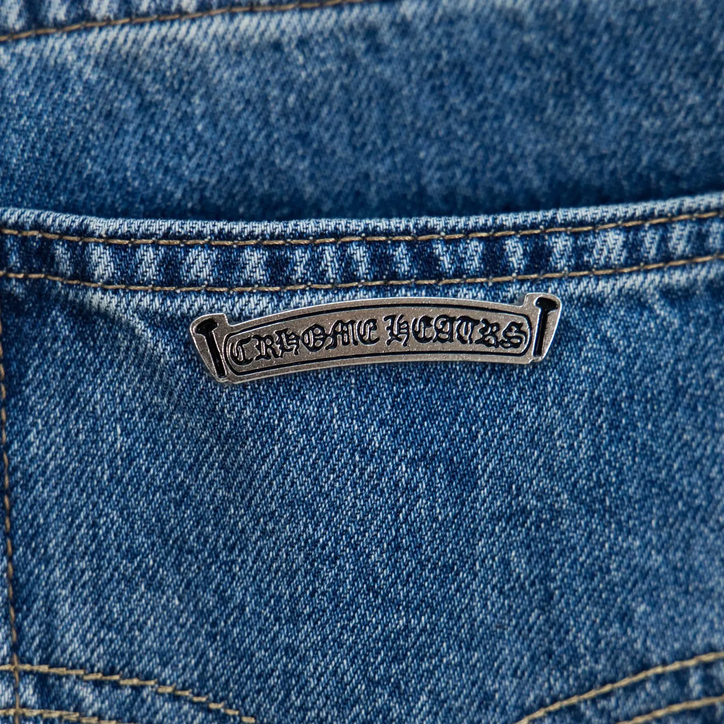 P260 Chrome Hearts micro-flared light blue multi-leather hot jeans. CH jeans need to be washed after the finished product, then disassembled and hand-stitched with sheepskin cross leather and then spliced ​​to complete. The whole piece has too many craftsmanship to explain. The patchwork cross pattern is embellished, and the high-waisted washed jeans! ! Absolutely high-end luxury products, god-level single products and super popular products, made with top heavy industry, a must-see magic weapon. Customized hardware. The fabric is thick and soft after washing. It has good breathability. Customized small leather label. Unique design. The details are simple and elegant, and the workmanship is exquisite. The entire trousers are neatly routed and the details are in place! It’s so cool that both men and women can easily control the genderless trend! Style number: 1796# Color: blue Size: 28 30 32 34 36